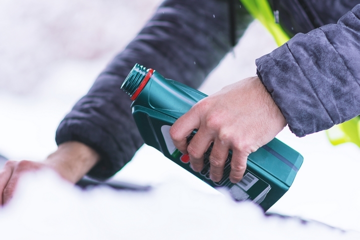 How to Melt Ice: 4 Best Uses of Liquid De-Icers