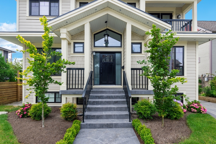 7 Best Front Door Decorations for Spring